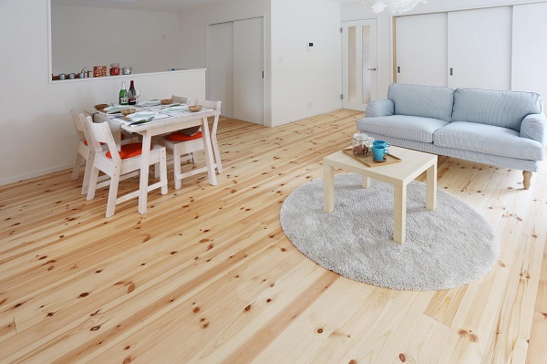 アトリエ・ネストの注文住宅「木目の床が目を惹くホワイトカラーのリビング」