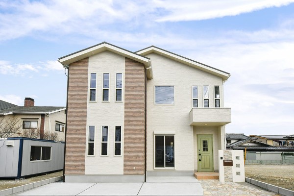 株式会社穂高住販_天然木材を使用したスキップフロアのある家