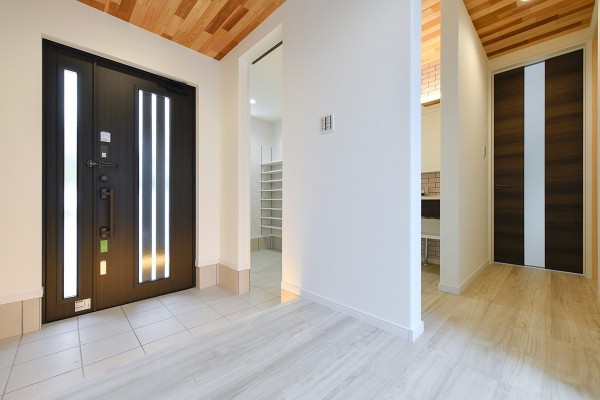 株式会社穂高住販_シンプルモダンと和が素敵に融合された家