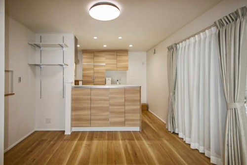 泉北ホームの注文住宅「木目をベースにしたダイニングキッチン」