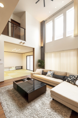 泉北ホームの注文住宅「吹き抜けで開放感のあるリビング」