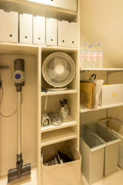 泉北ホームの注文住宅「豊富な物が置ける階段下の収納」