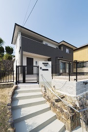 有限会社秀建の注文住宅「吹き抜けで明るい抗酸化工法の家」