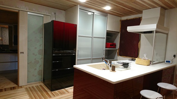 タクミ建設の注文住宅「アクセントカラーを取り入れたキッチン」